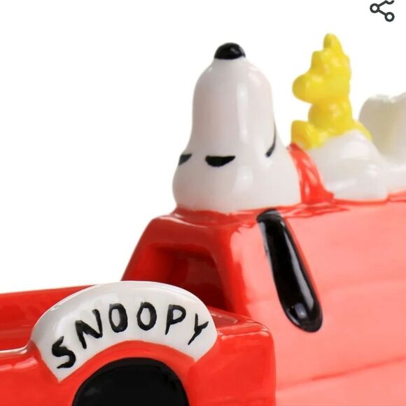 Peanuts Classic Dog House Salt & Pepper Set - Picture 2 of 11